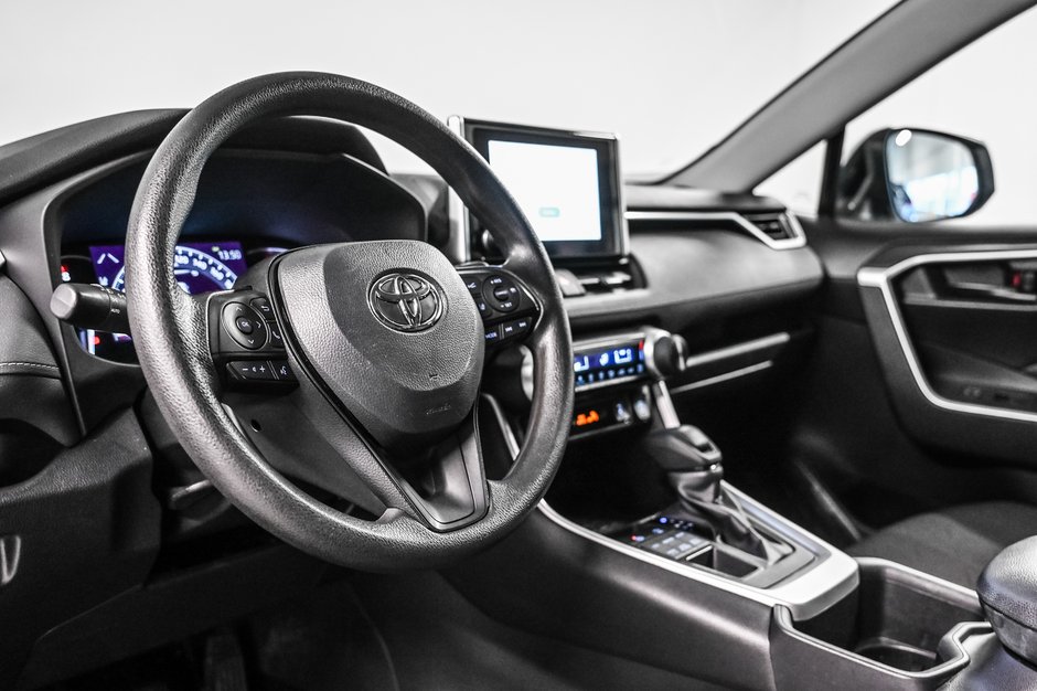 Toyota RAV4 LE 2024-9