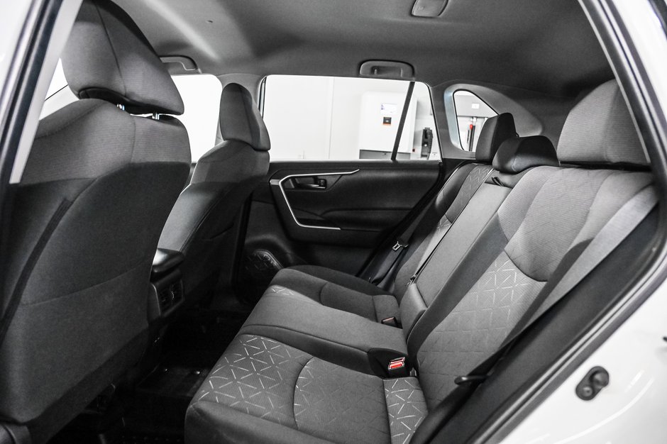 Toyota RAV4 LE 2024-17