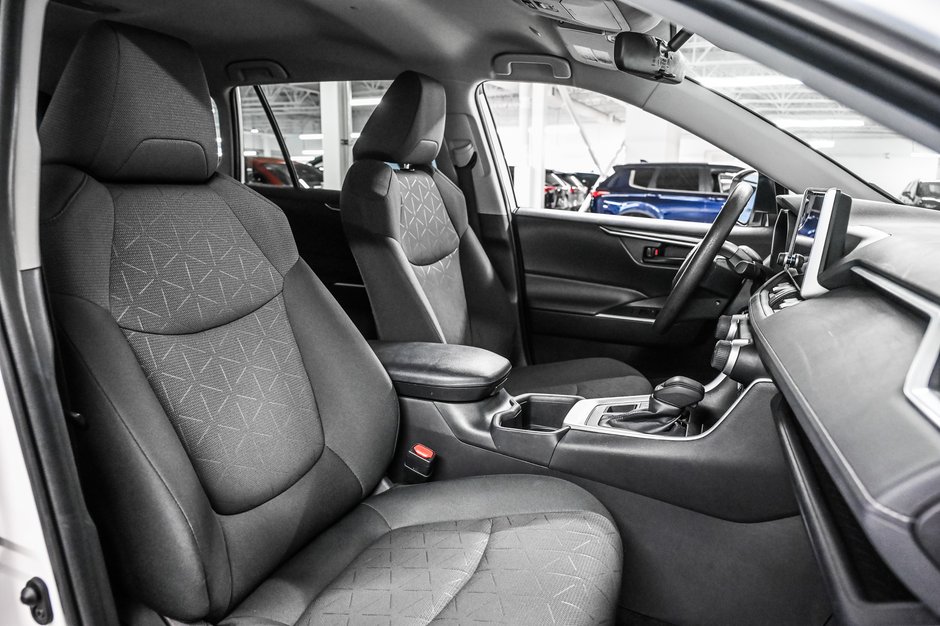 Toyota RAV4 LE 2024-22