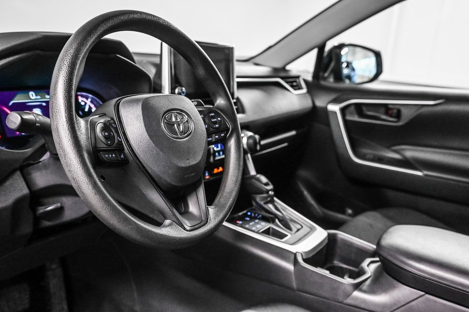 Toyota RAV4 LE 2024-9