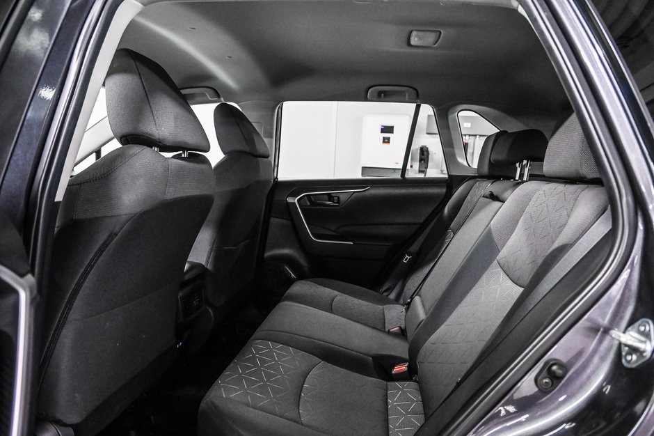 Toyota RAV4 LE 2024-16