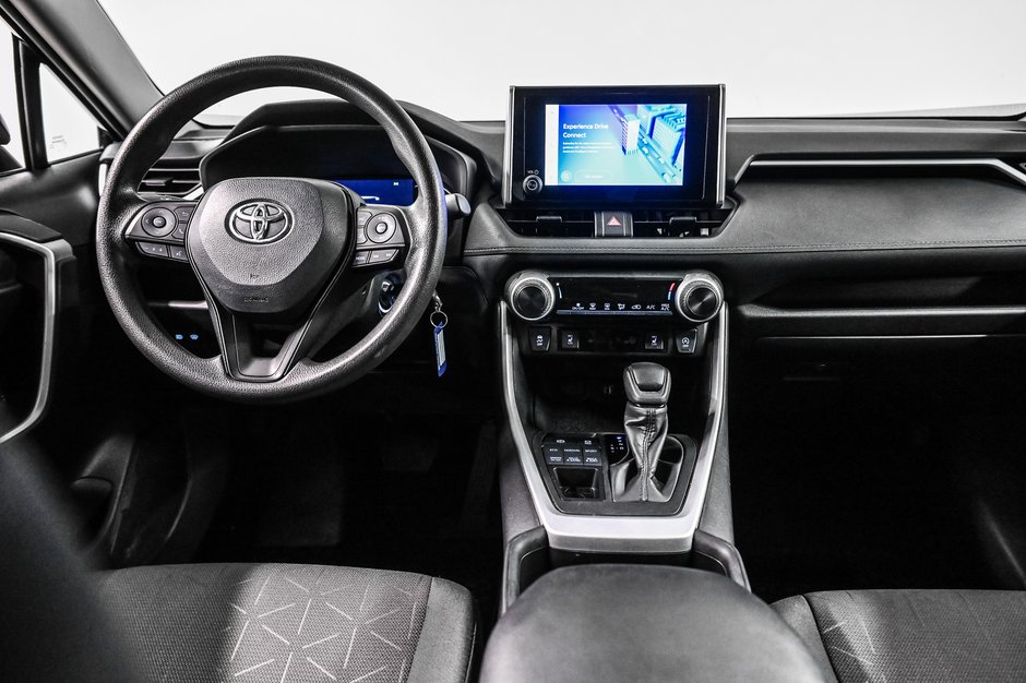 Toyota RAV4 LE 2024-17