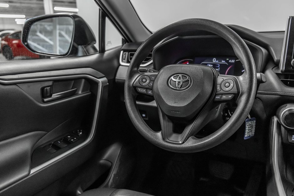 Toyota RAV4 LE 2024-28