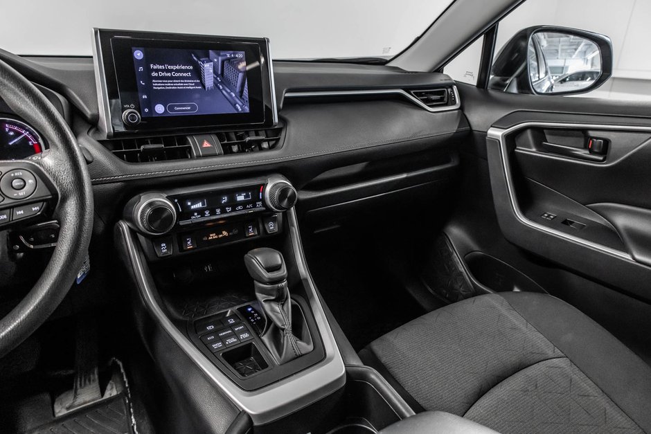 Toyota RAV4 LE 2024-17