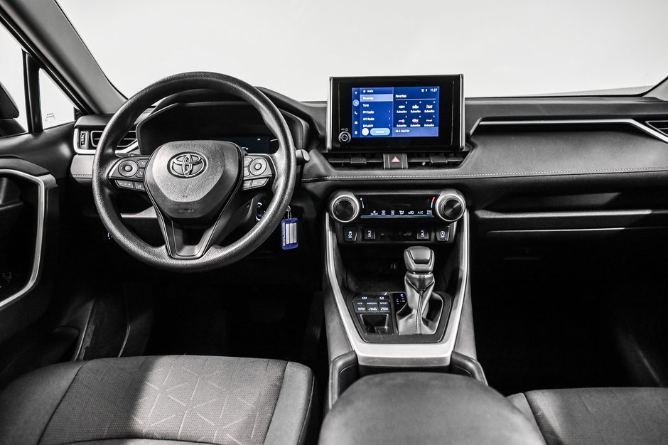 Toyota RAV4 LE 2025-18