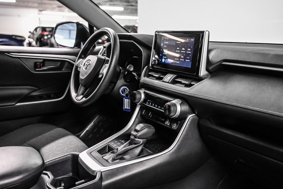 Toyota RAV4 LE 2025-21