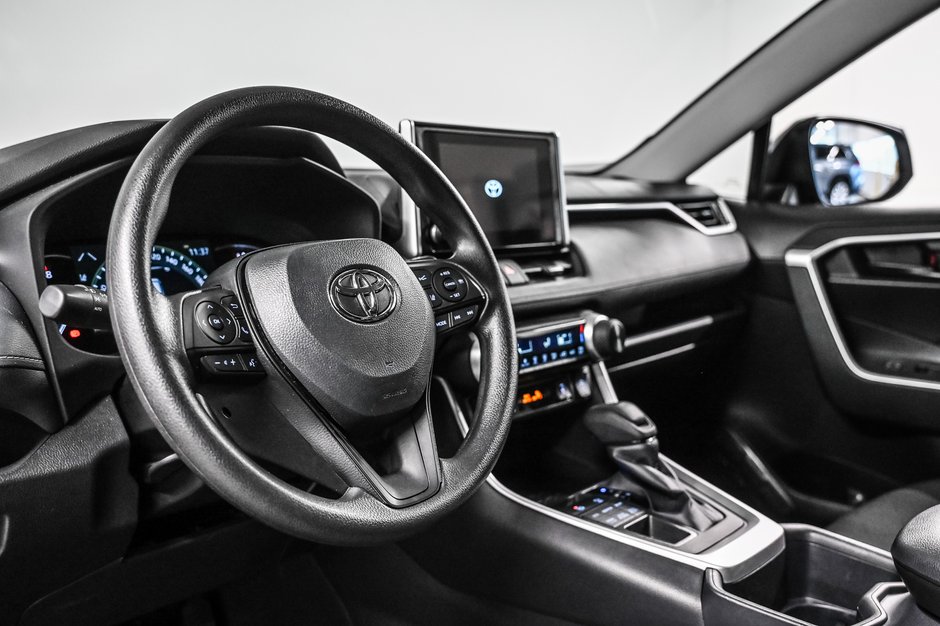 Toyota RAV4 LE 2025-9