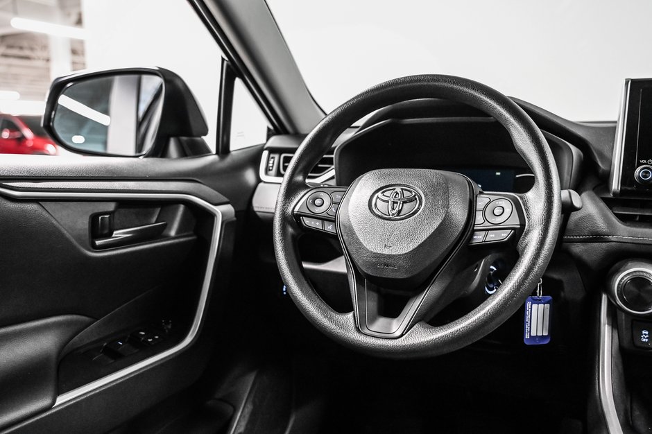 Toyota RAV4 LE 2025-19