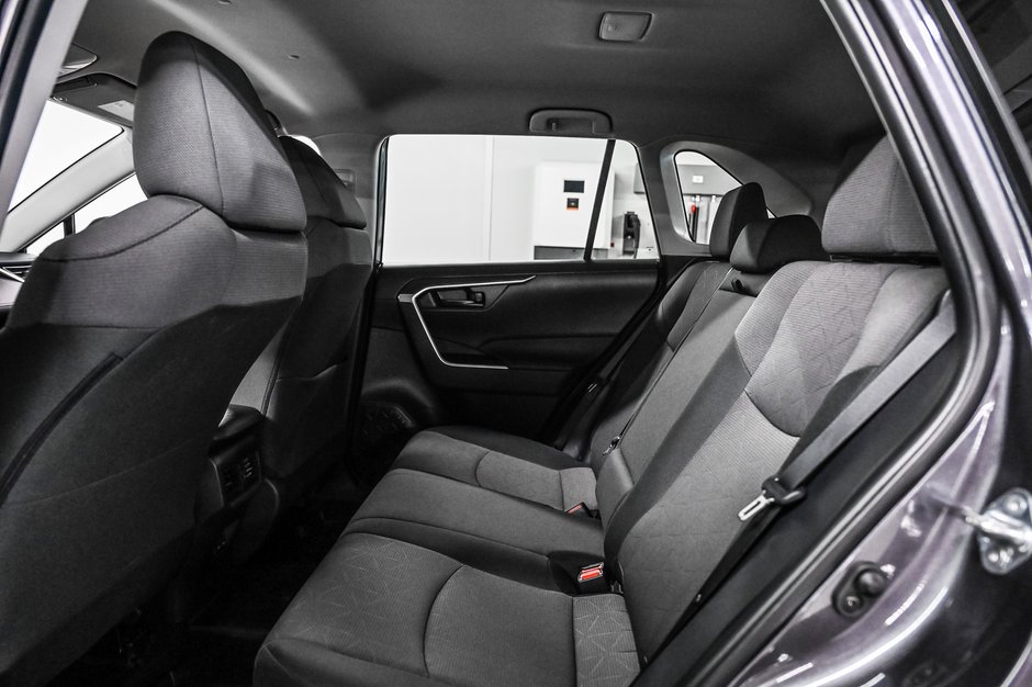 Toyota RAV4 LE 2025-17