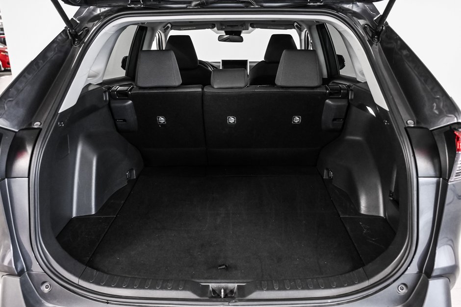 Toyota RAV4 LE 2025-8