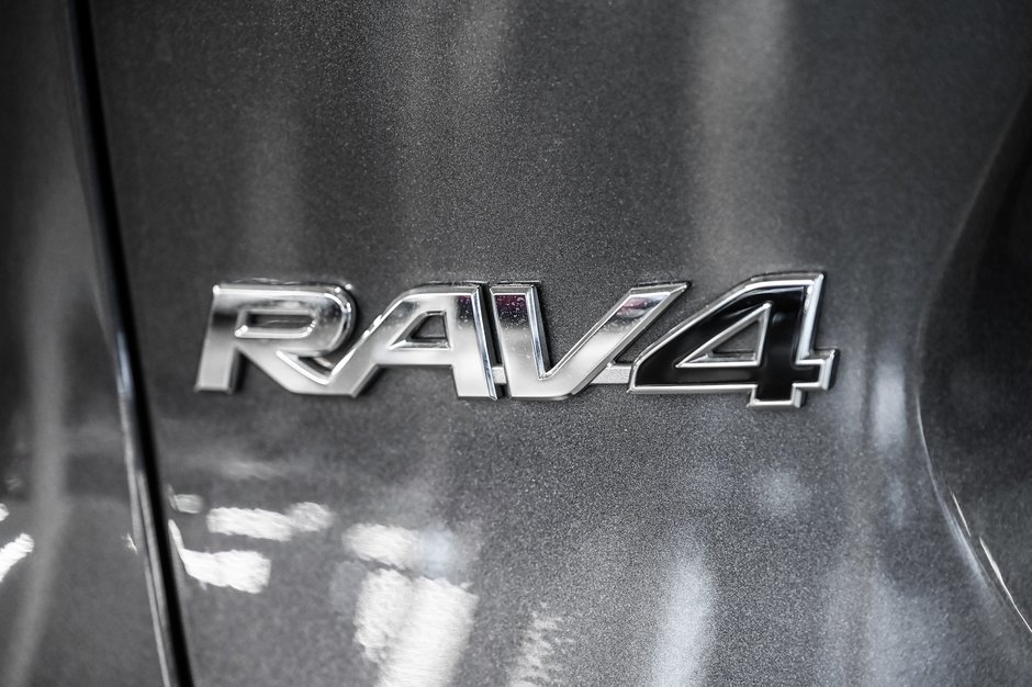 Toyota RAV4 LE 2025-6