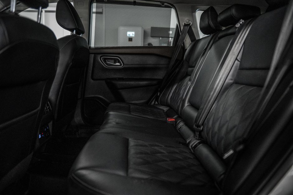 Nissan Rogue Platinum 2021-26