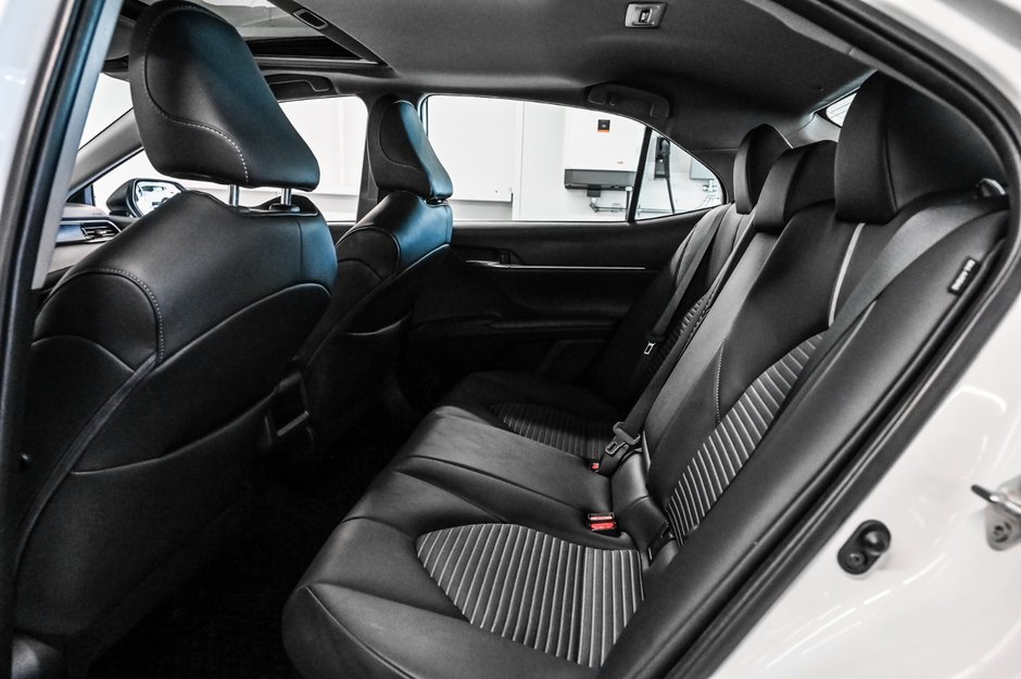 2023 Toyota Camry Hybrid XLE-22