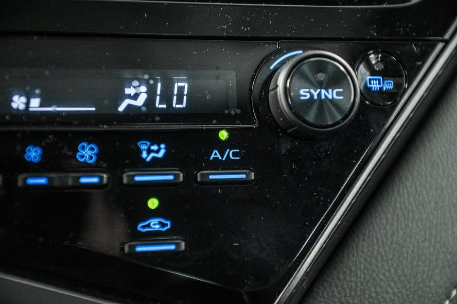 Toyota Camry Hybrid XLE 2023-22