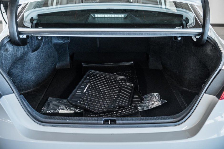 Toyota Camry Hybrid XLE 2023-10