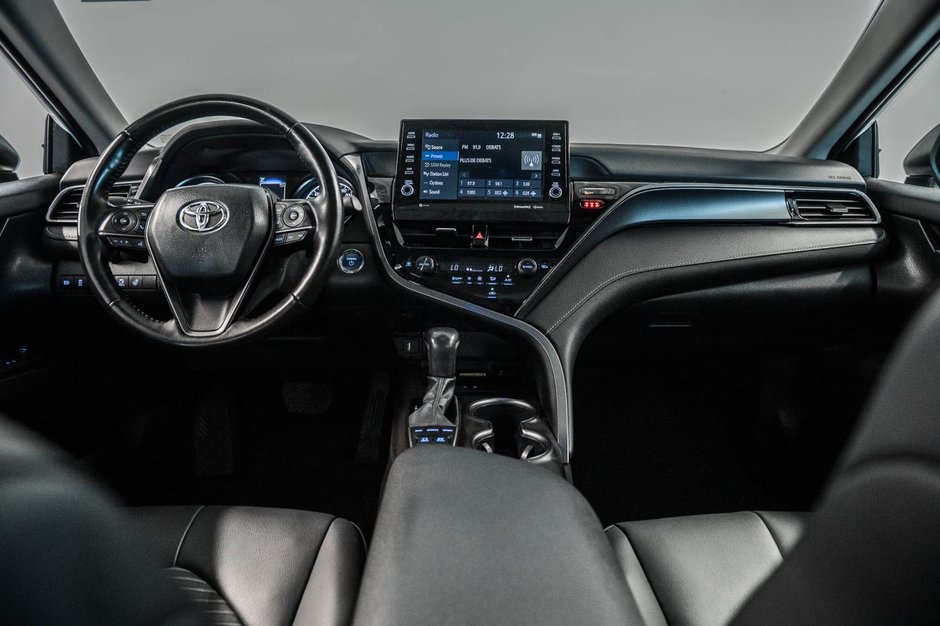 Toyota Camry Hybrid XLE 2023-27