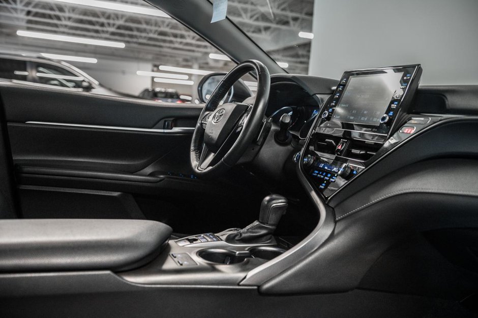 Toyota Camry Hybrid XLE 2023-30