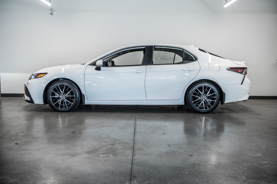 Toyota Camry Hybrid XLE 2023-4