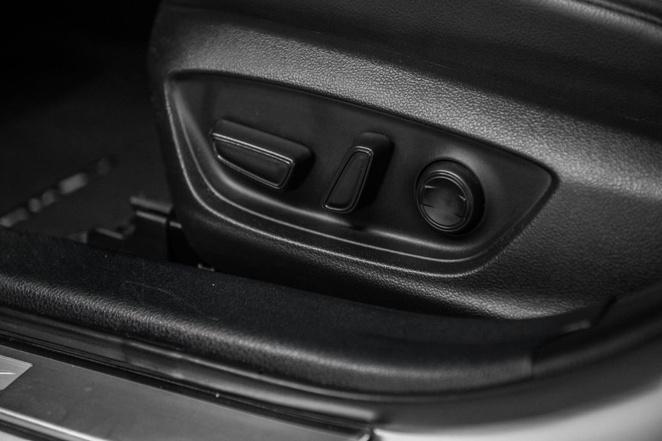 Toyota Camry Hybrid XLE 2023-13