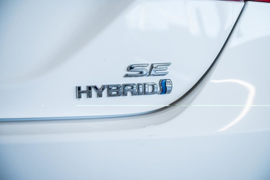 Toyota Camry Hybrid XLE 2023-9