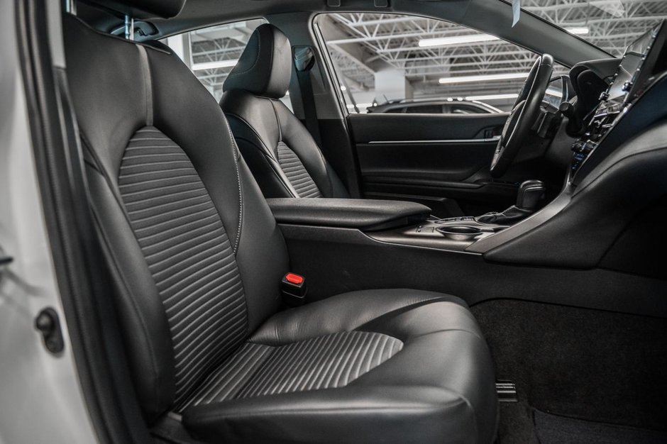 Toyota Camry Hybrid XLE 2023-31