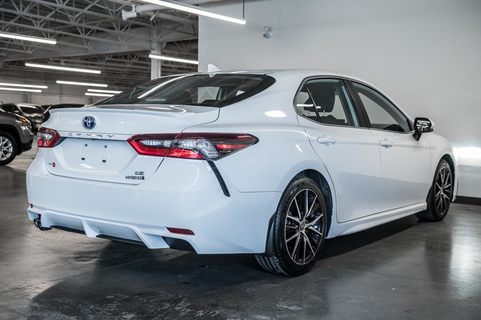 Toyota Camry Hybrid XLE 2023-7