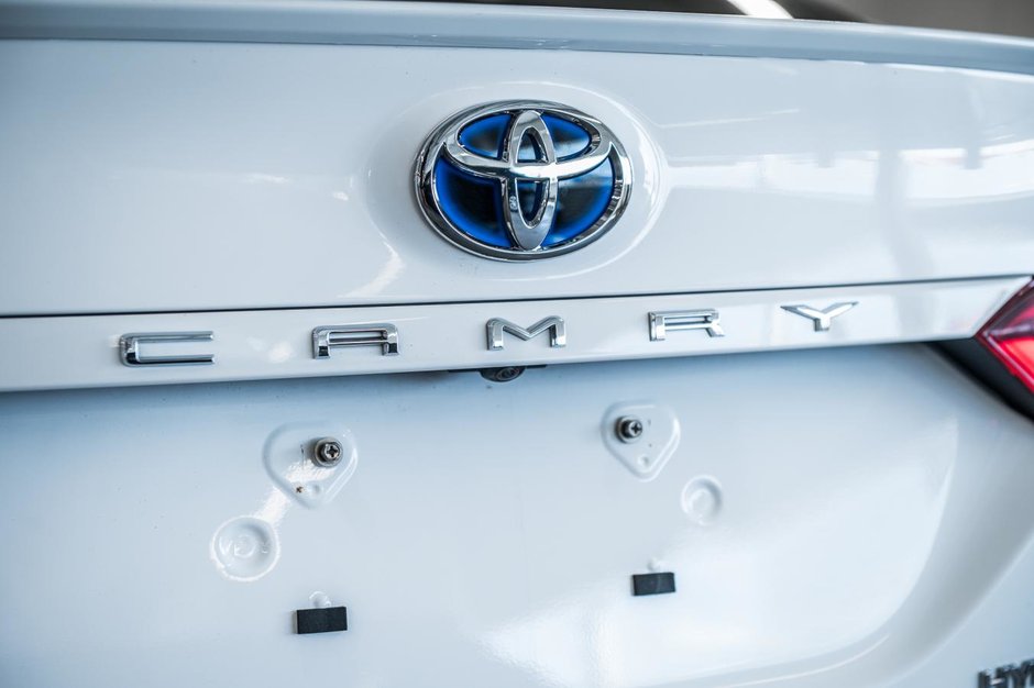Toyota Camry Hybrid XLE 2023-8