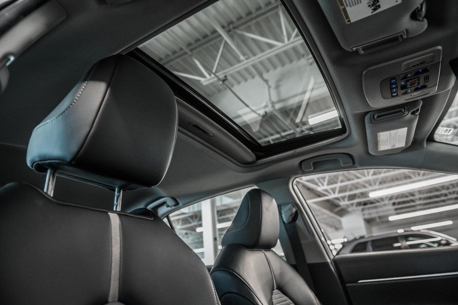 Toyota Camry Hybrid XLE 2023-32