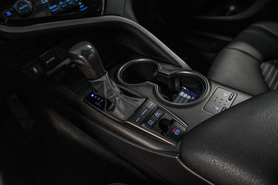 Toyota Camry Hybrid XLE 2023-23