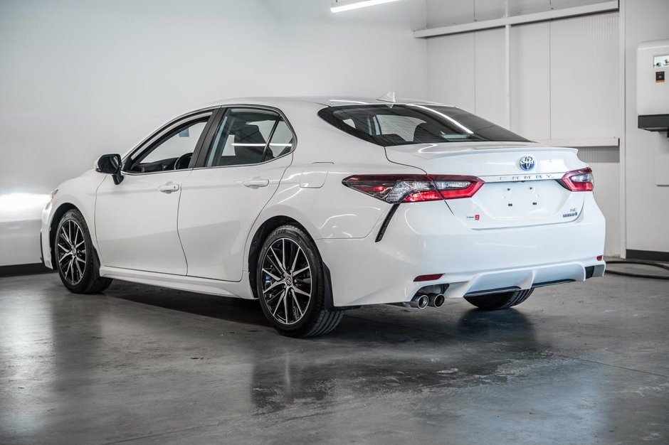 Toyota Camry Hybrid XLE 2023-5