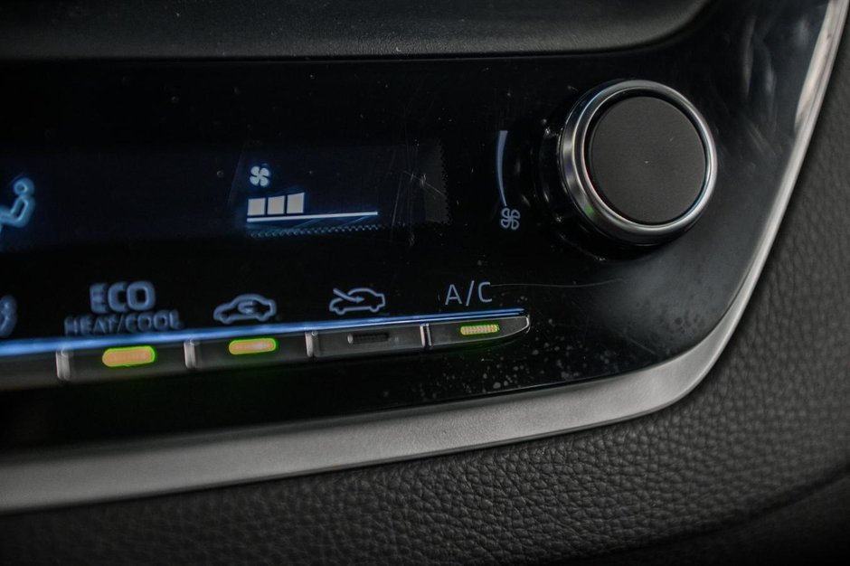 Toyota Corolla Hybrid LE 2023-21