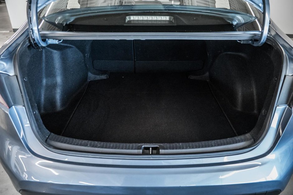 Toyota Corolla Hybrid LE 2023-10