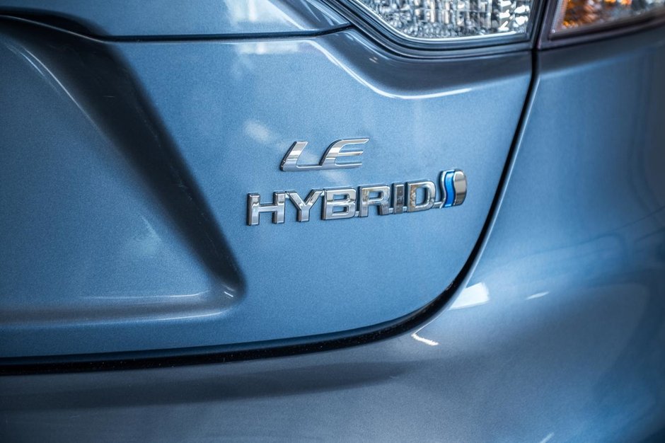 Toyota Corolla Hybrid LE 2023-9
