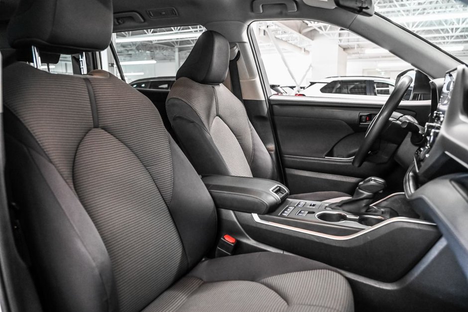 Toyota Highlander LE 2020-29