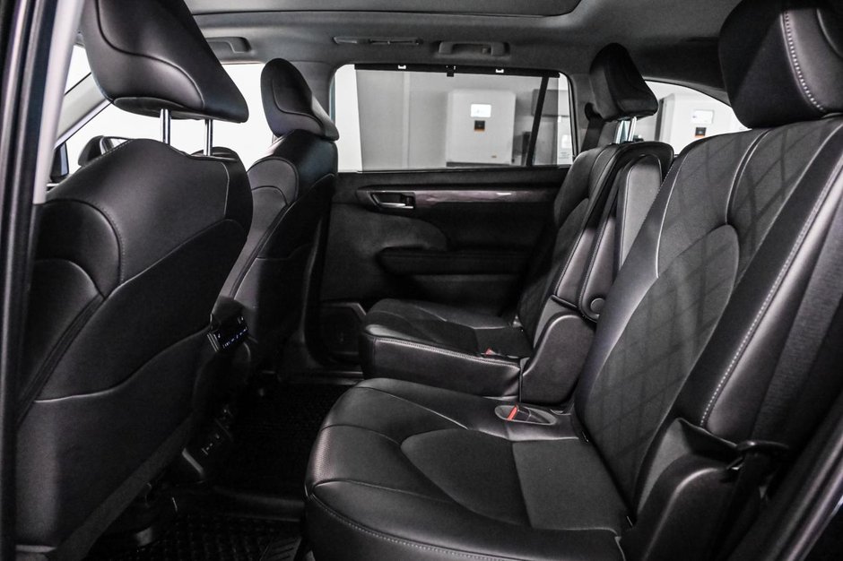 Toyota Highlander Limited 2023-31