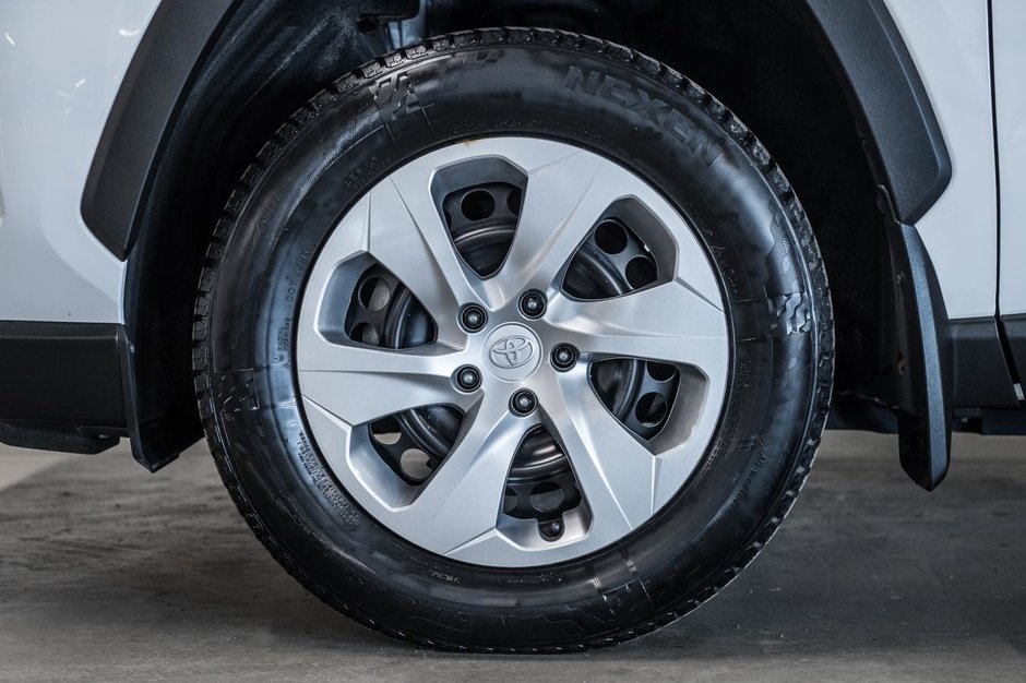 Toyota RAV4 LE 2023-3