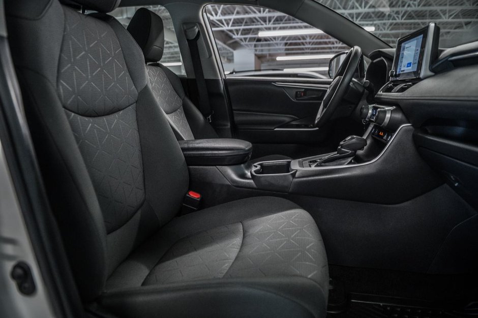 Toyota RAV4 LE 2023-29