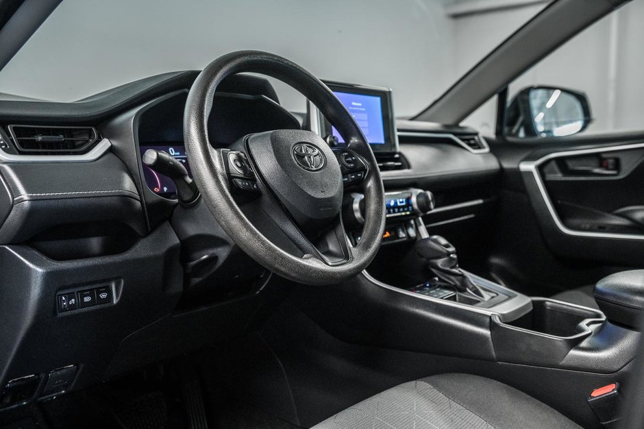 Toyota RAV4 LE 2023-13