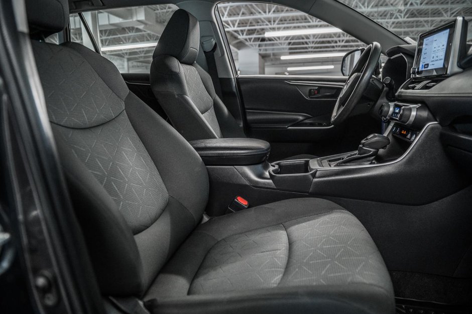 Toyota RAV4 LE 2023-29