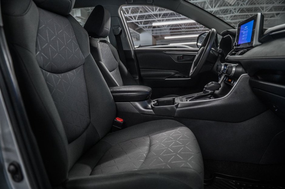 Toyota RAV4 LE 2023-29