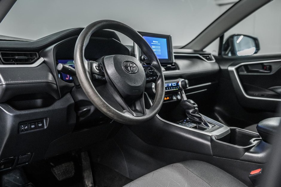 Toyota RAV4 LE 2023-13