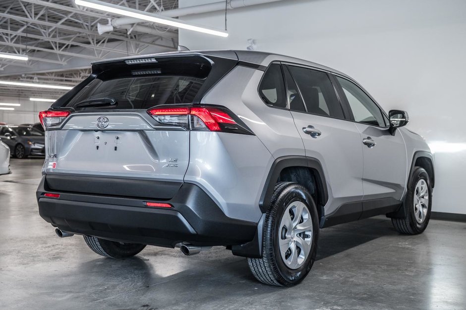 Toyota RAV4 LE 2023-7