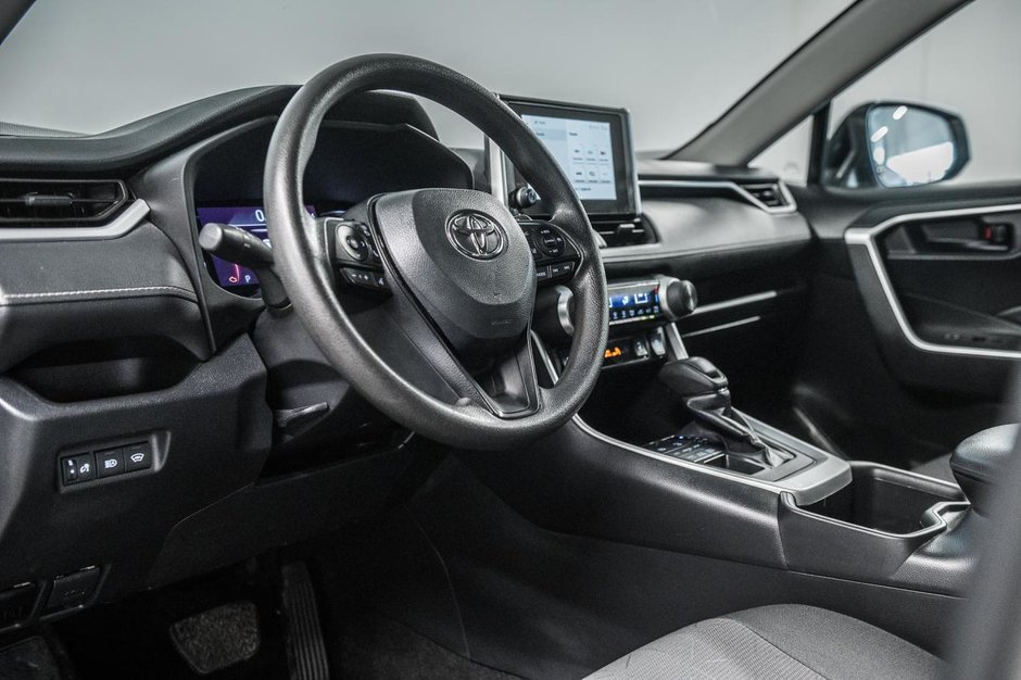 Toyota RAV4 LE 2023-13