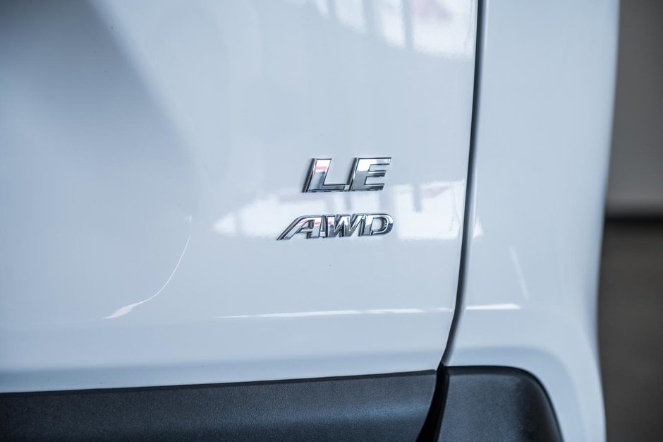 Toyota RAV4 LE 2023-9