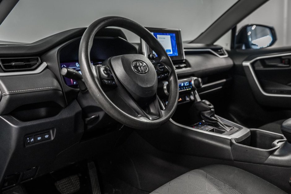 Toyota RAV4 LE 2023-13