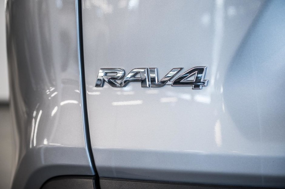 Toyota RAV4 LE 2023-8