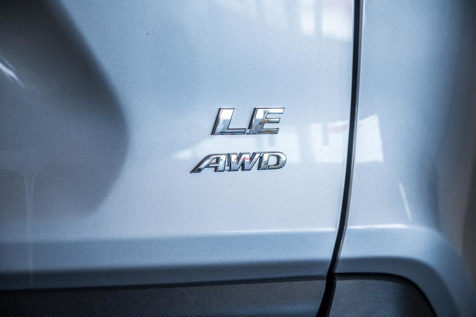 Toyota RAV4 LE 2023-9