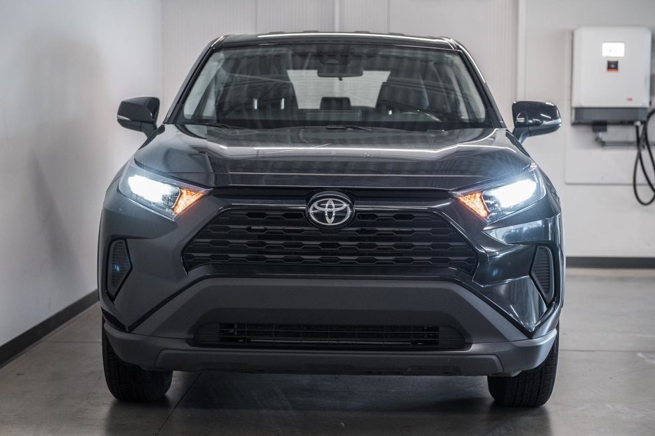 Toyota RAV4 LE 2024-1