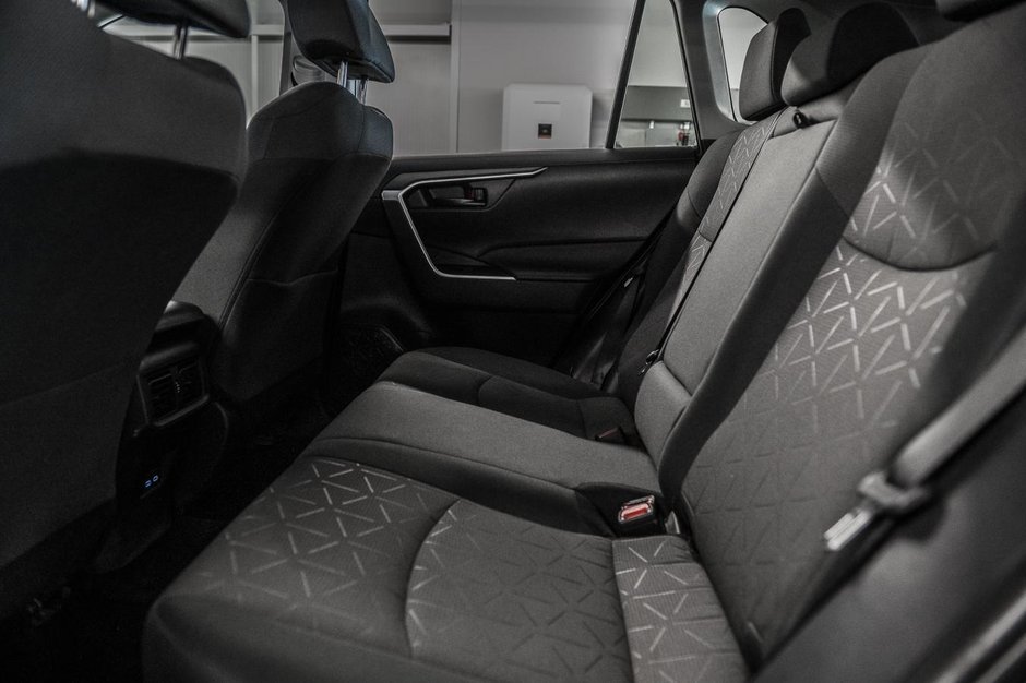 Toyota RAV4 LE 2024-24