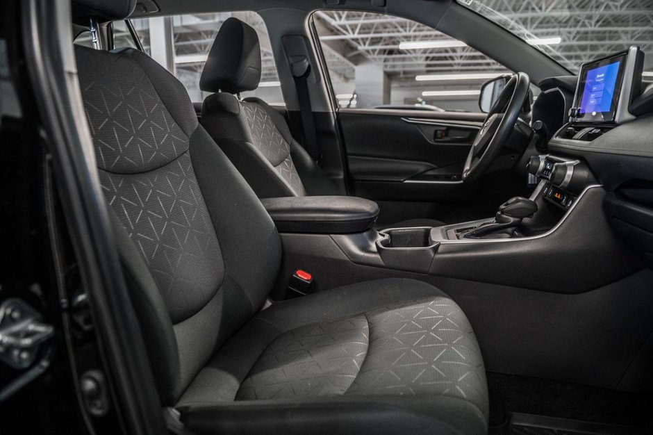 Toyota RAV4 LE 2024-29